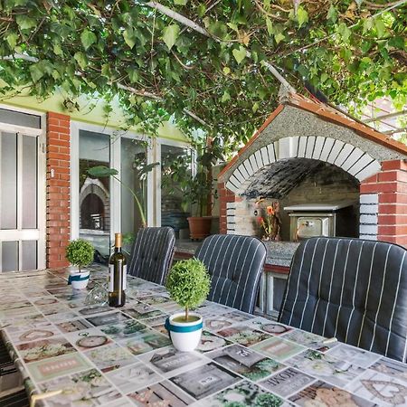 Nice Apartment In Pula With Kitchen Exterior photo